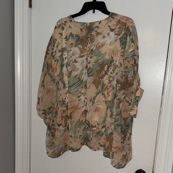 Entro- Floral V-Neck Blouse- size large - Picture 2 of 3